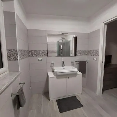 Elvira Nyaraló Palinuro