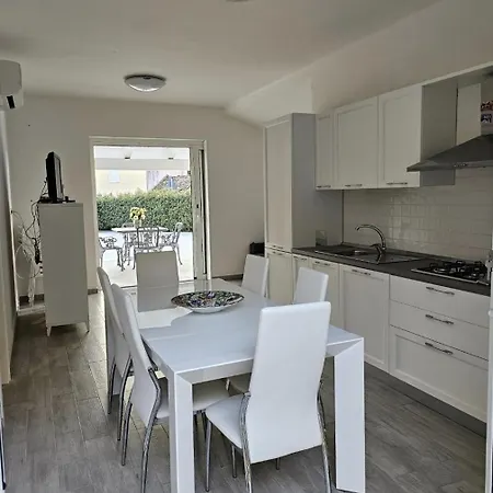 Nyaraló Elvira Palinuro